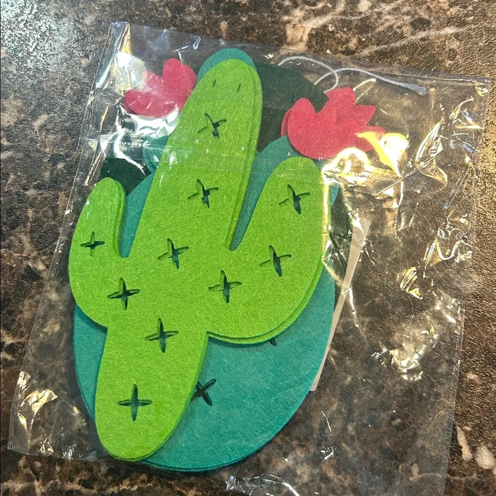 🩶5/$30 Cactus Banner Garland Party Decor New in package!